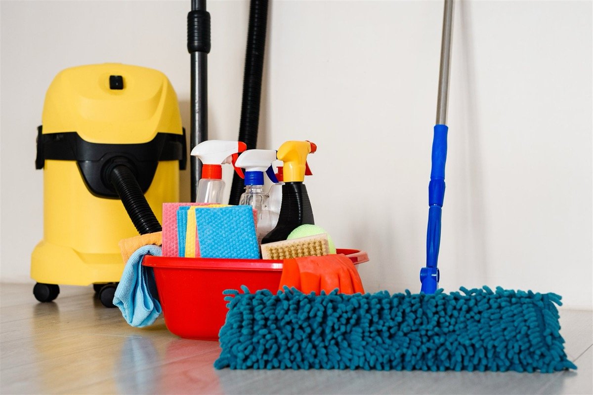 cat cleaning